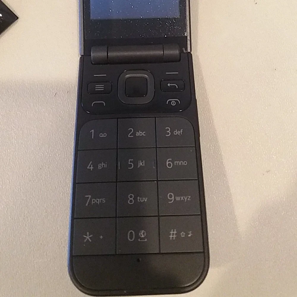 Nokia 2720 4GB DUAL SIM FLIP PHONE GSM UNLOCKED - International Version.